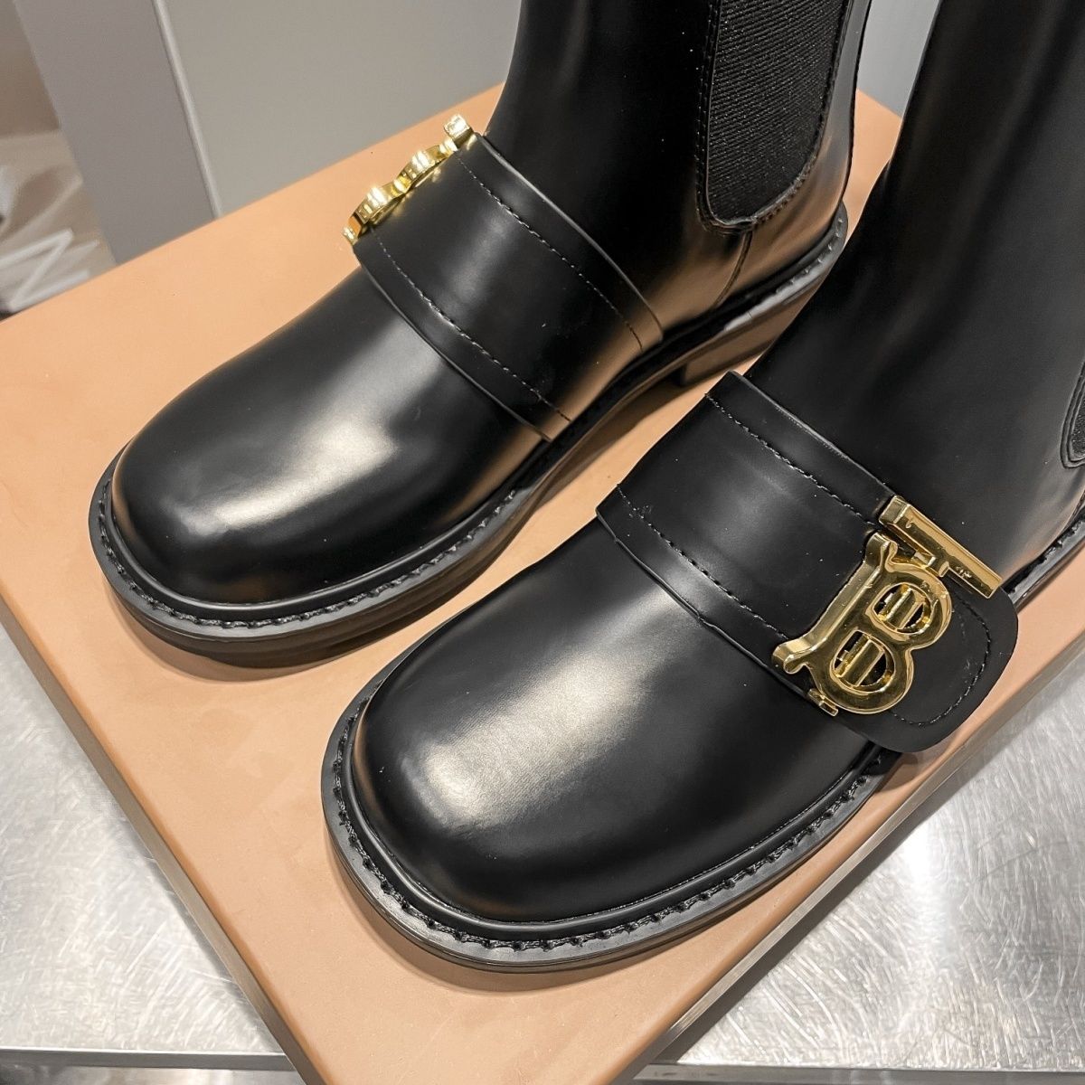 Fashionable high-end Martin boots