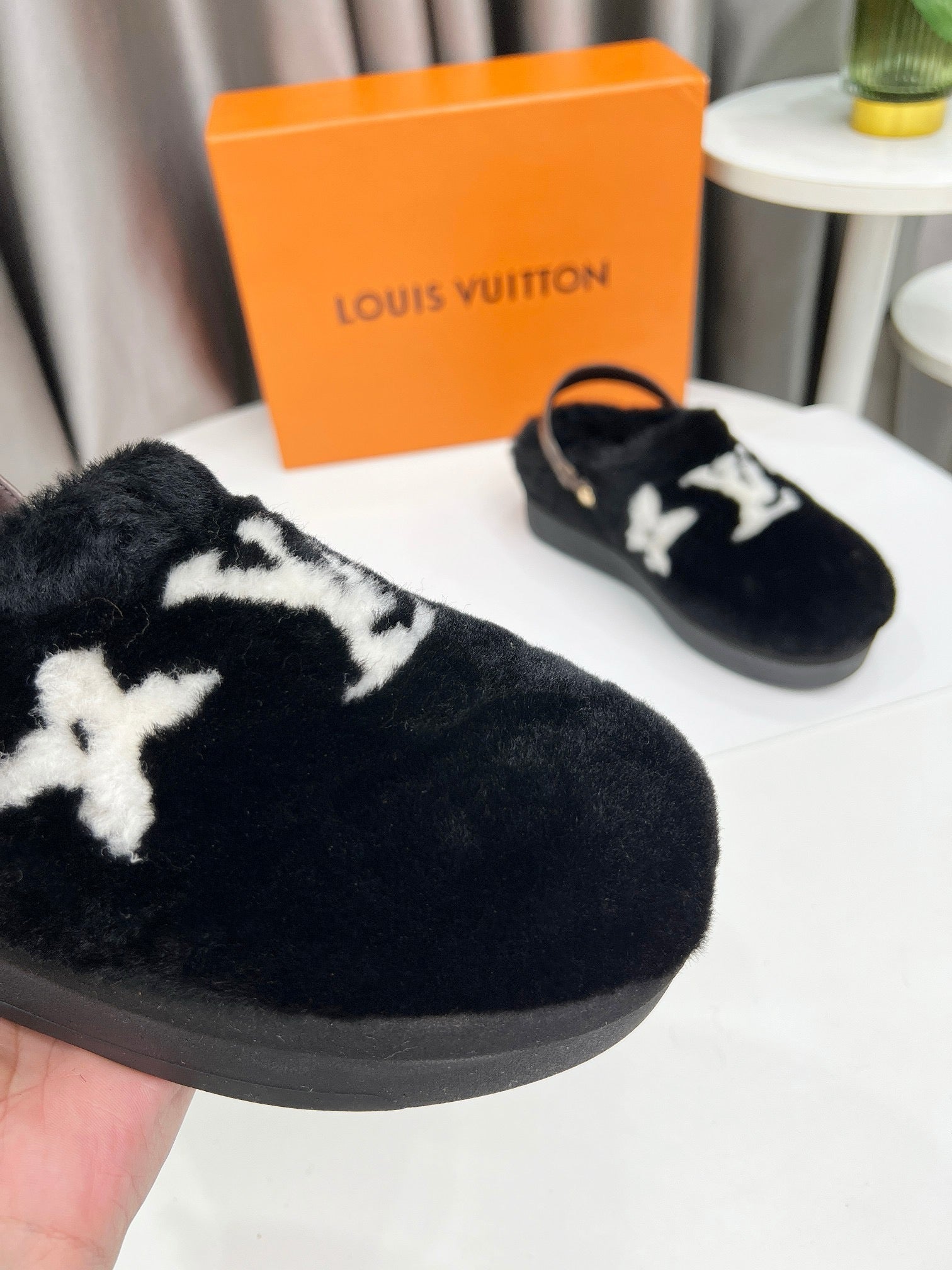 Ladies' High-end Plush Indoor And Outdoor Slippers