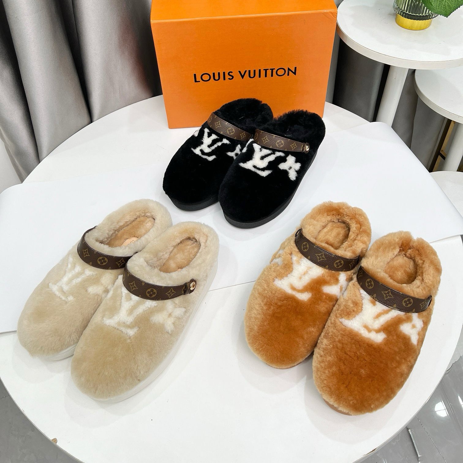 Ladies' High-end Plush Indoor And Outdoor Slippers