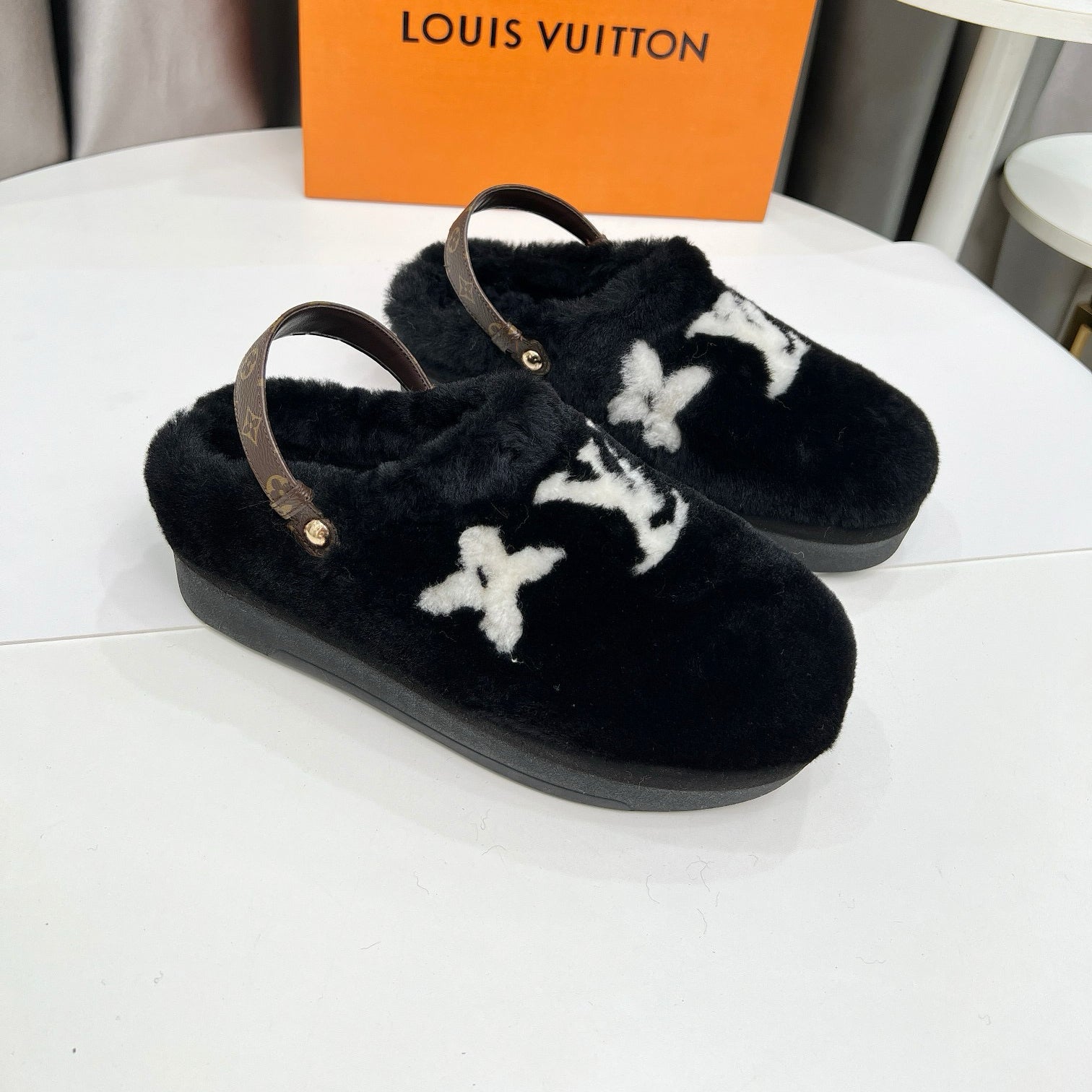 Ladies' High-end Plush Indoor And Outdoor Slippers