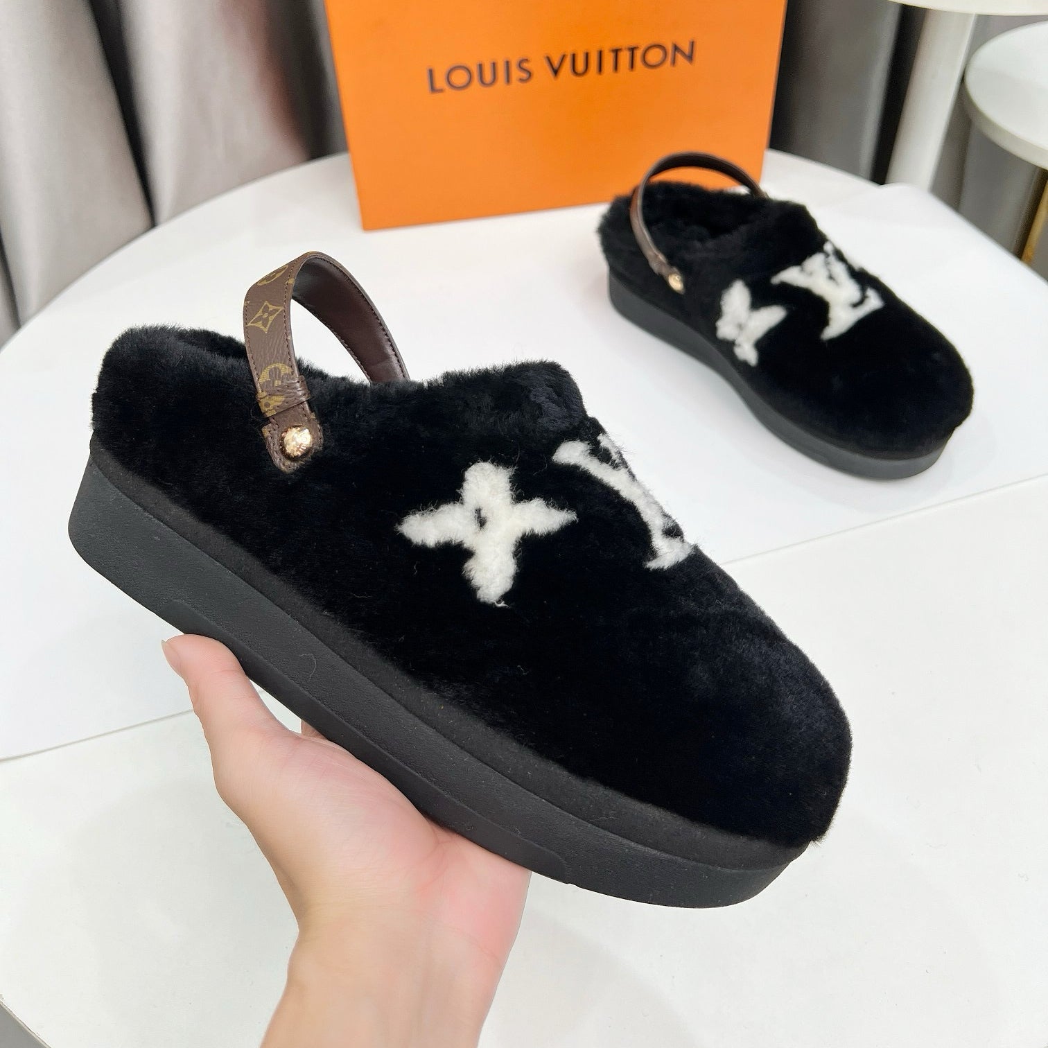 Ladies' High-end Plush Indoor And Outdoor Slippers