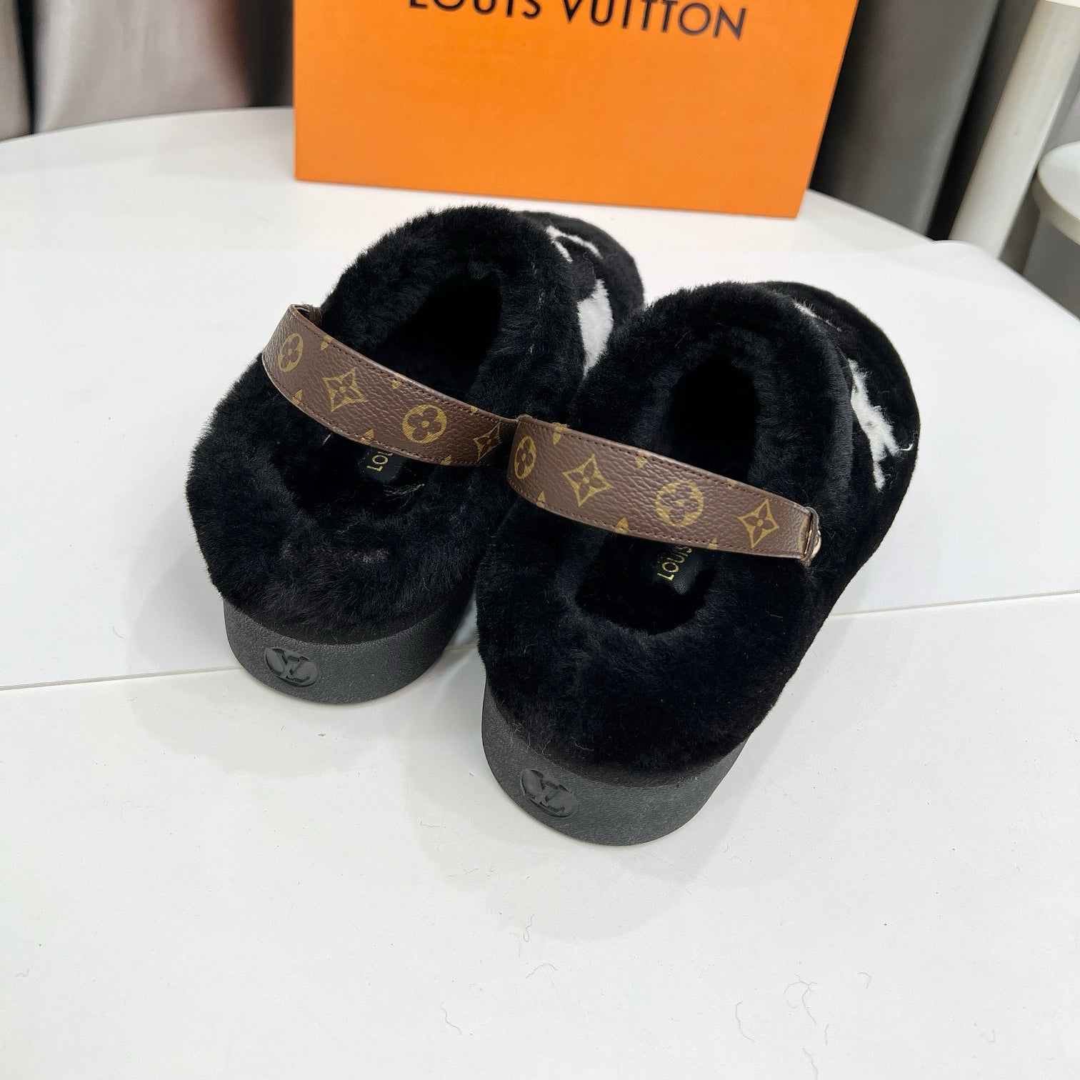 Ladies' High-end Plush Indoor And Outdoor Slippers