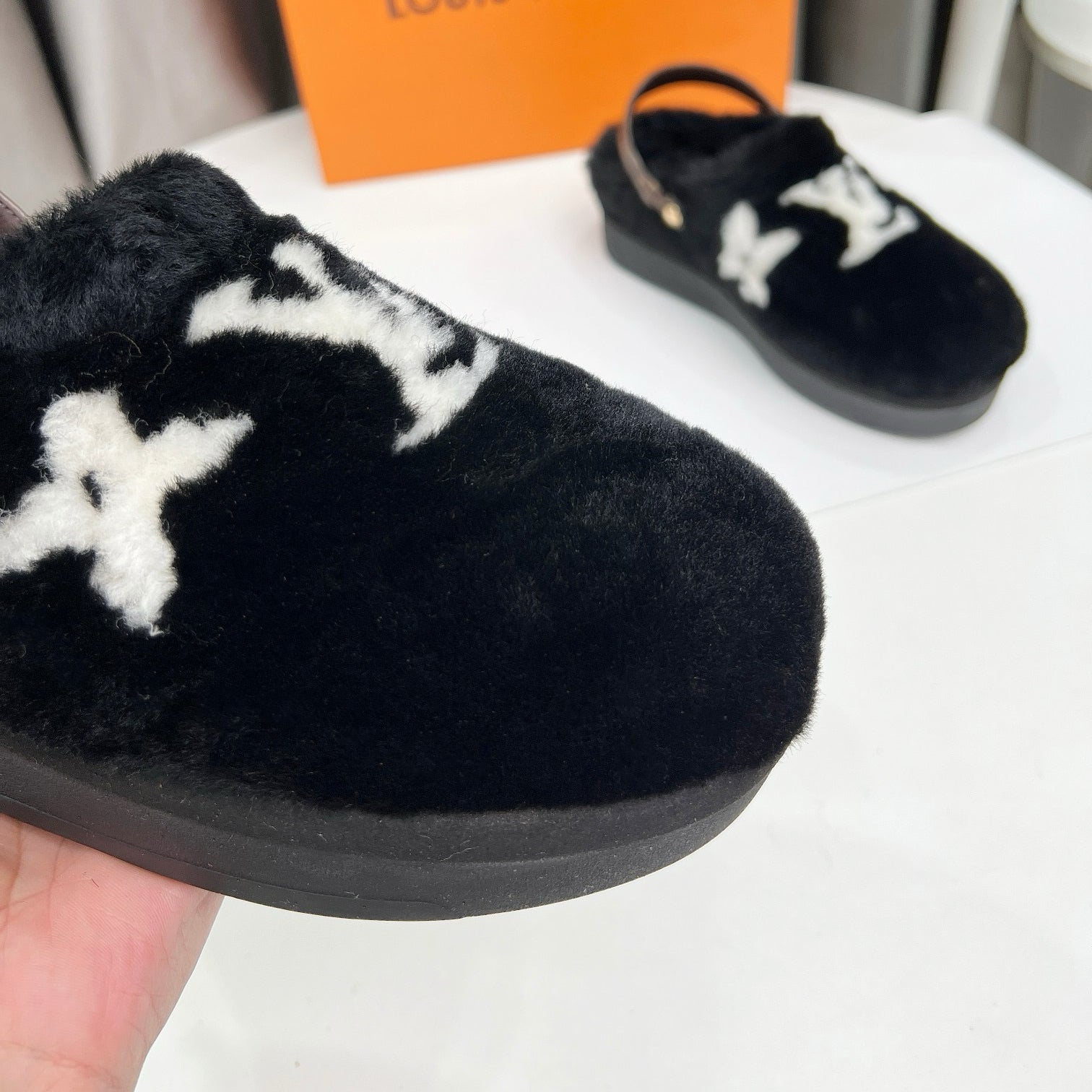 Ladies' High-end Plush Indoor And Outdoor Slippers