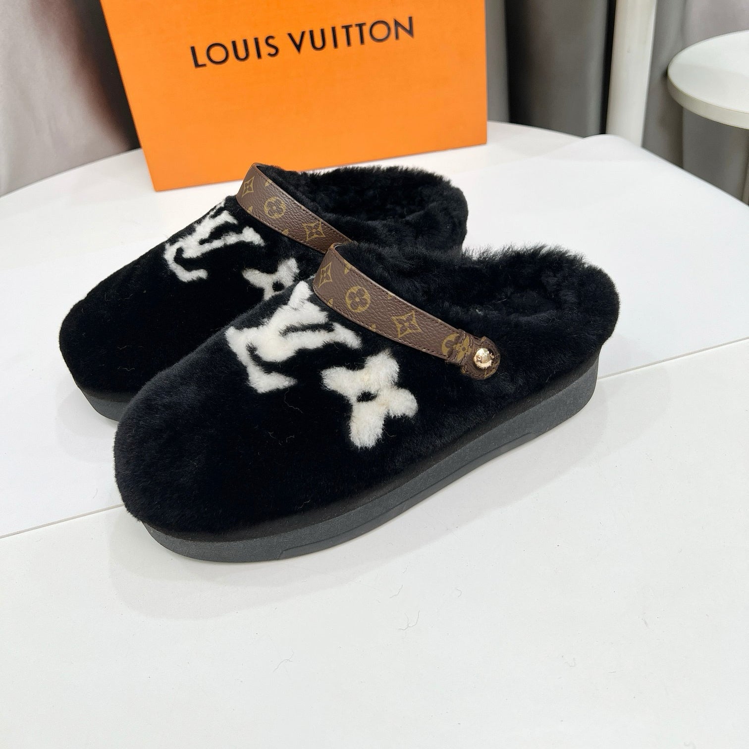 Ladies' High-end Plush Indoor And Outdoor Slippers