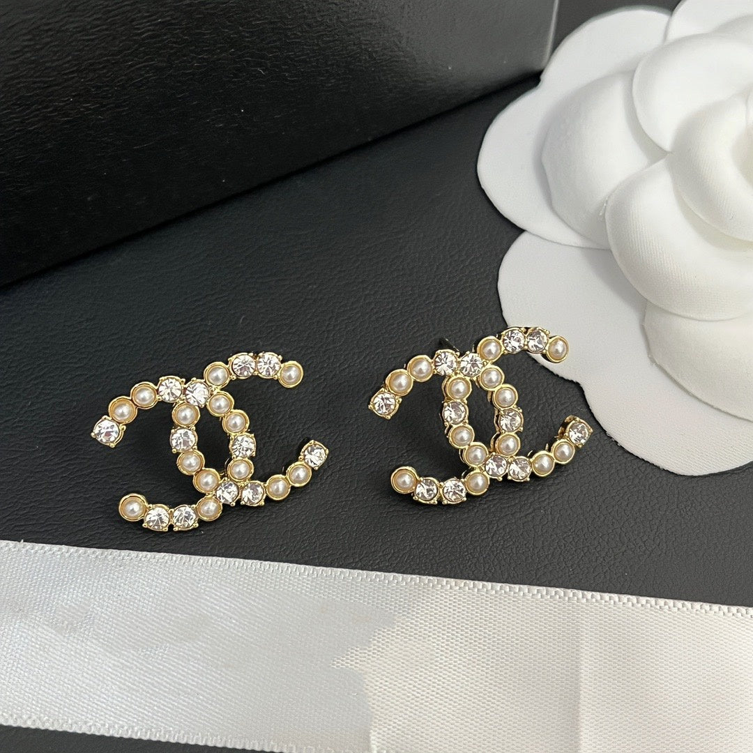 Ladies Simple Fashion Double C Earrings