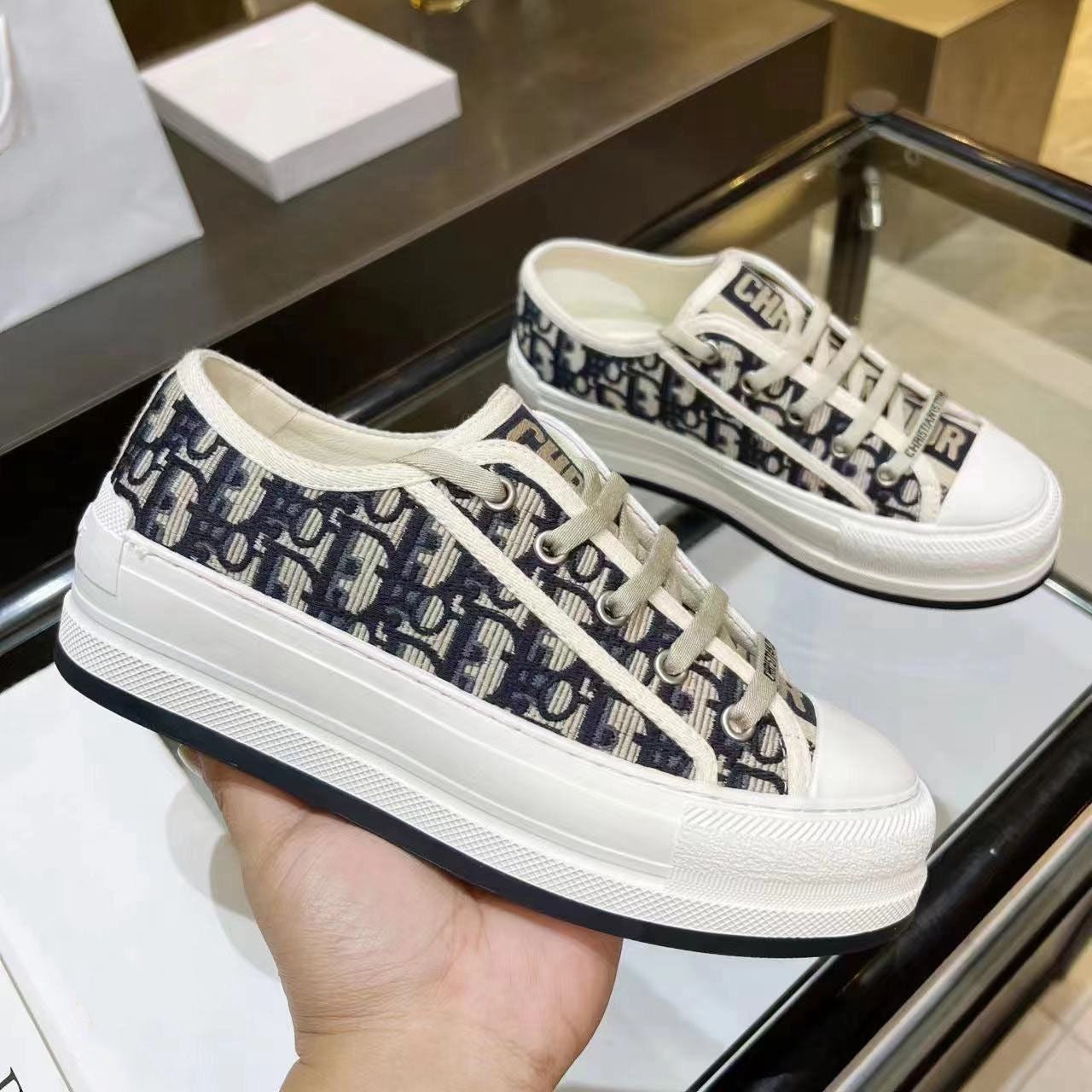 Women‘s New Versatile Embroidered Casual Shoes