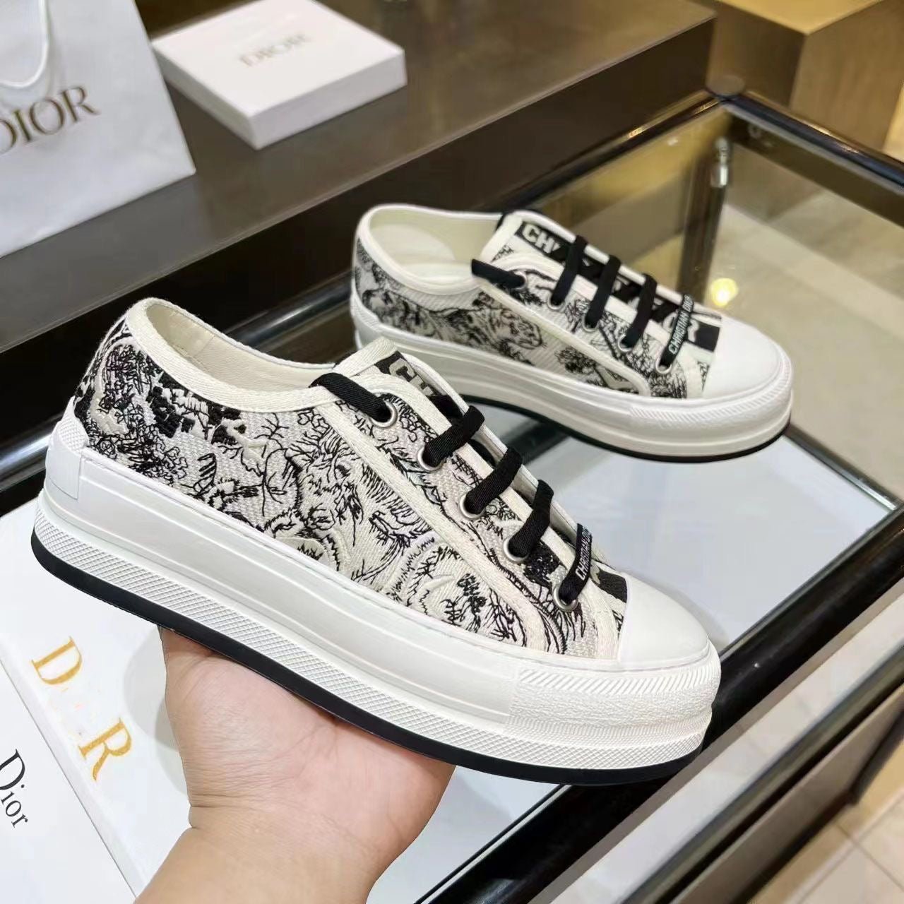 Women‘s New Versatile Embroidered Casual Shoes