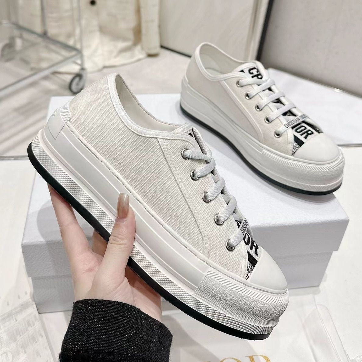 Women‘s New Versatile Embroidered Casual Shoes