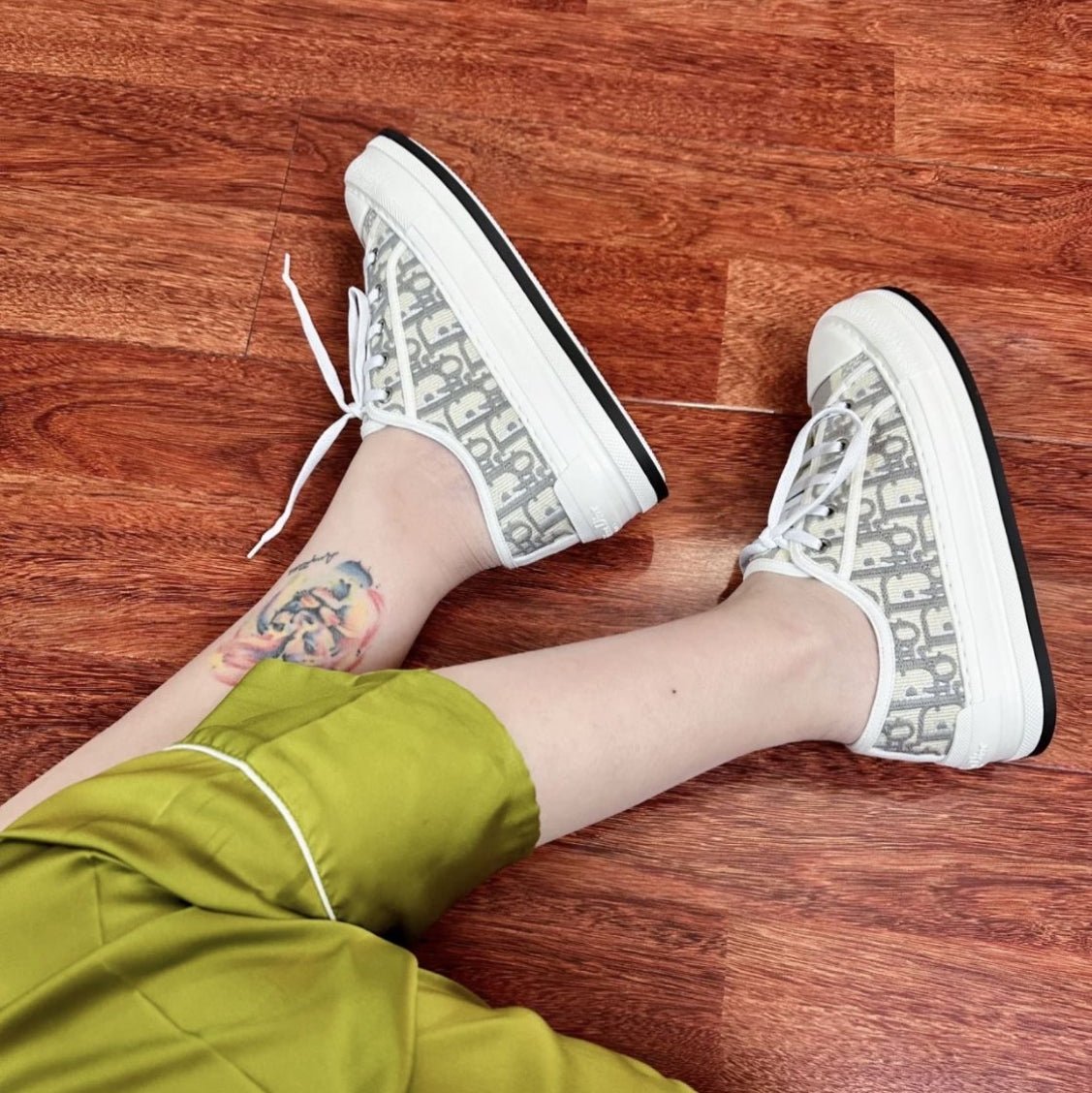 Women‘s New Versatile Embroidered Casual Shoes