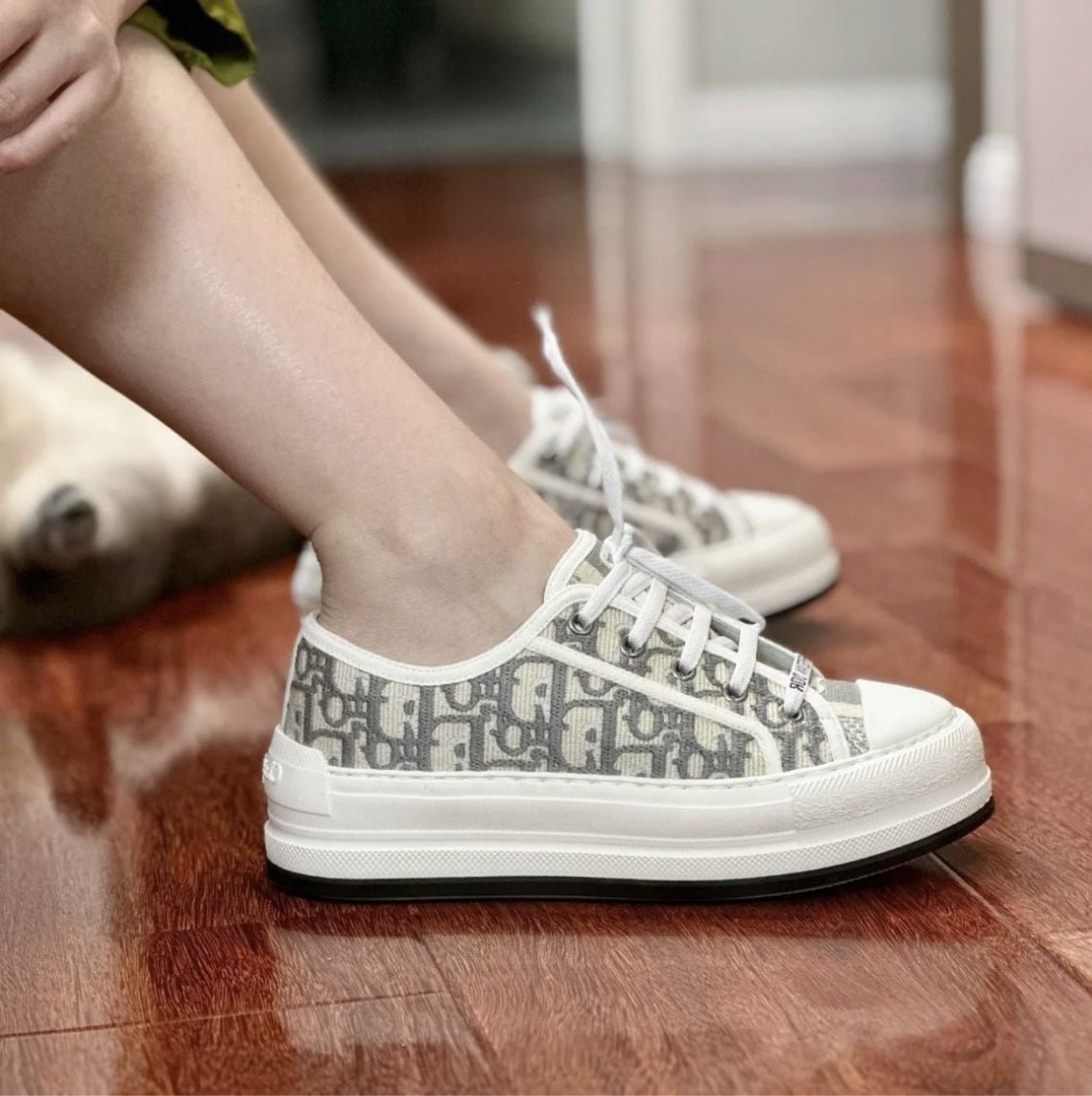 Women‘s New Versatile Embroidered Casual Shoes