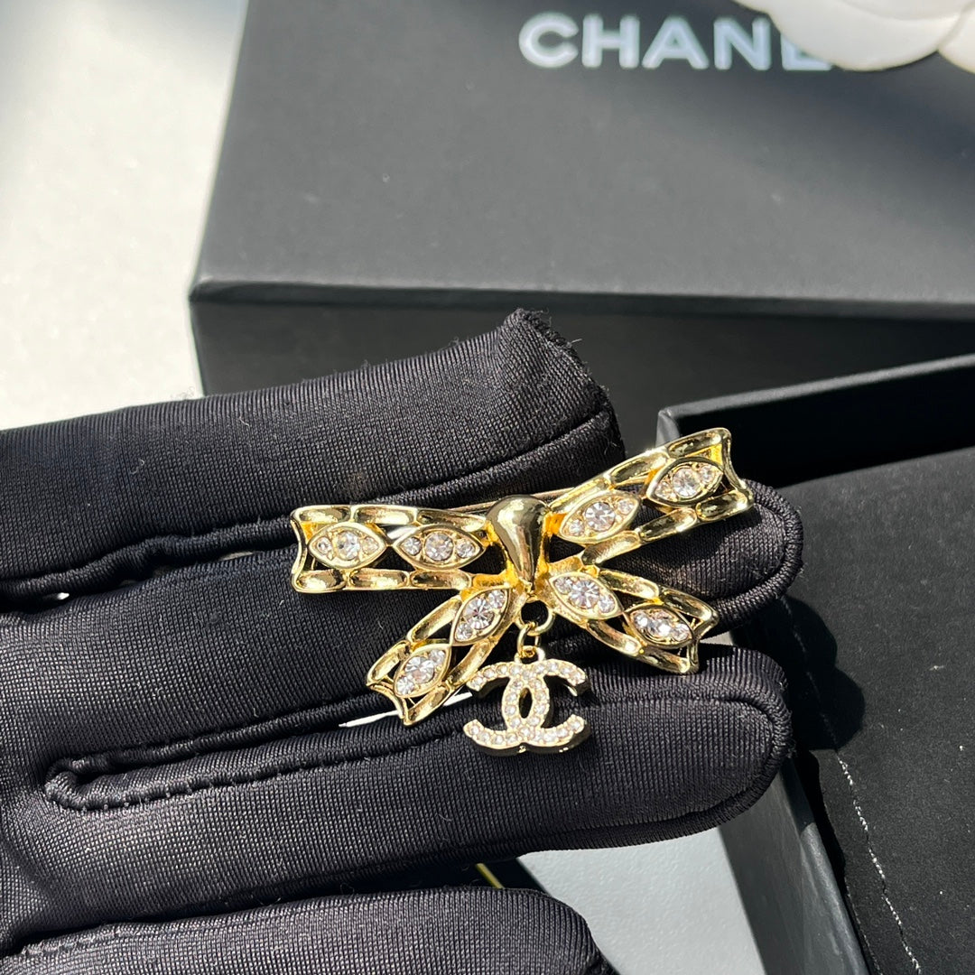 Fashion classic brooch