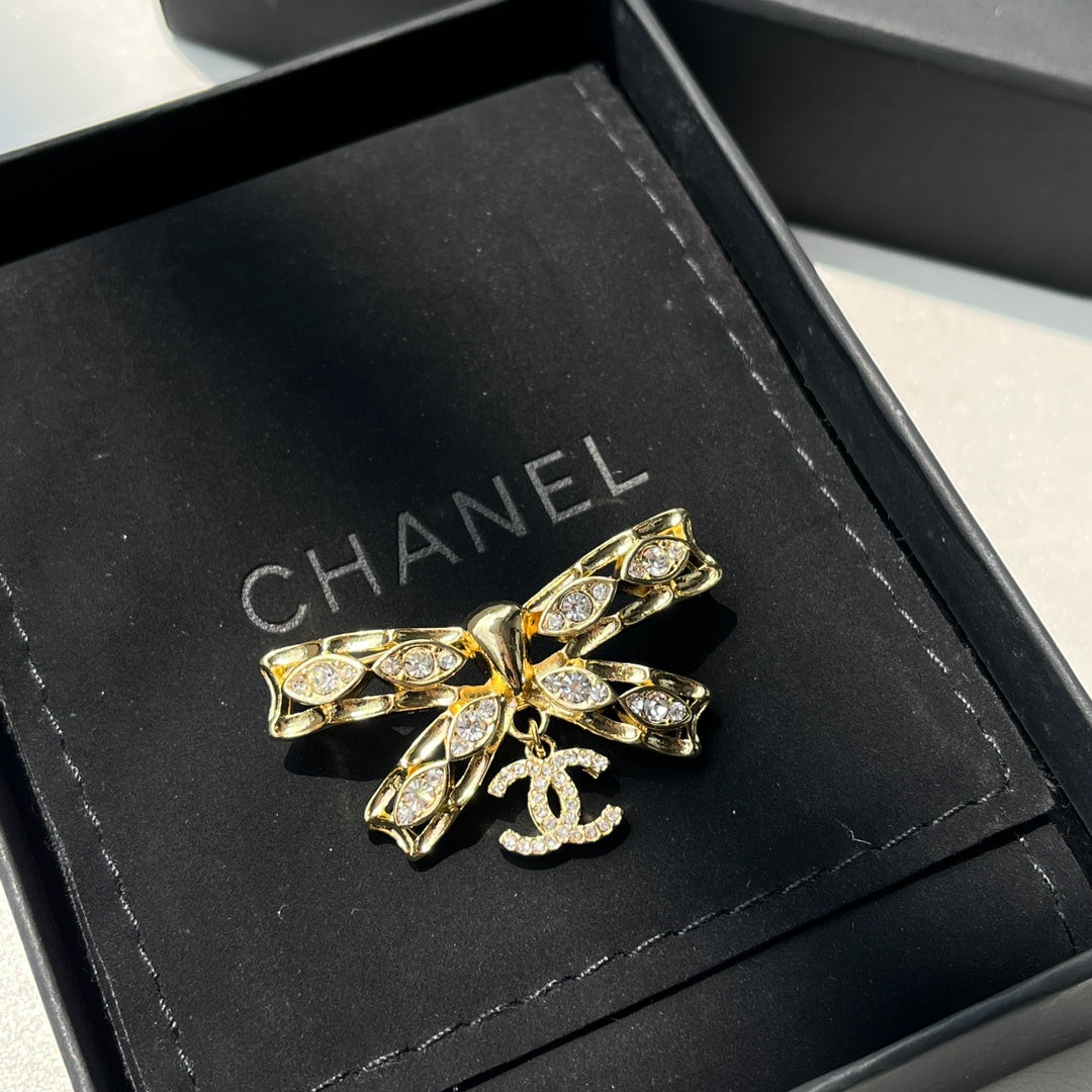 Fashion classic brooch